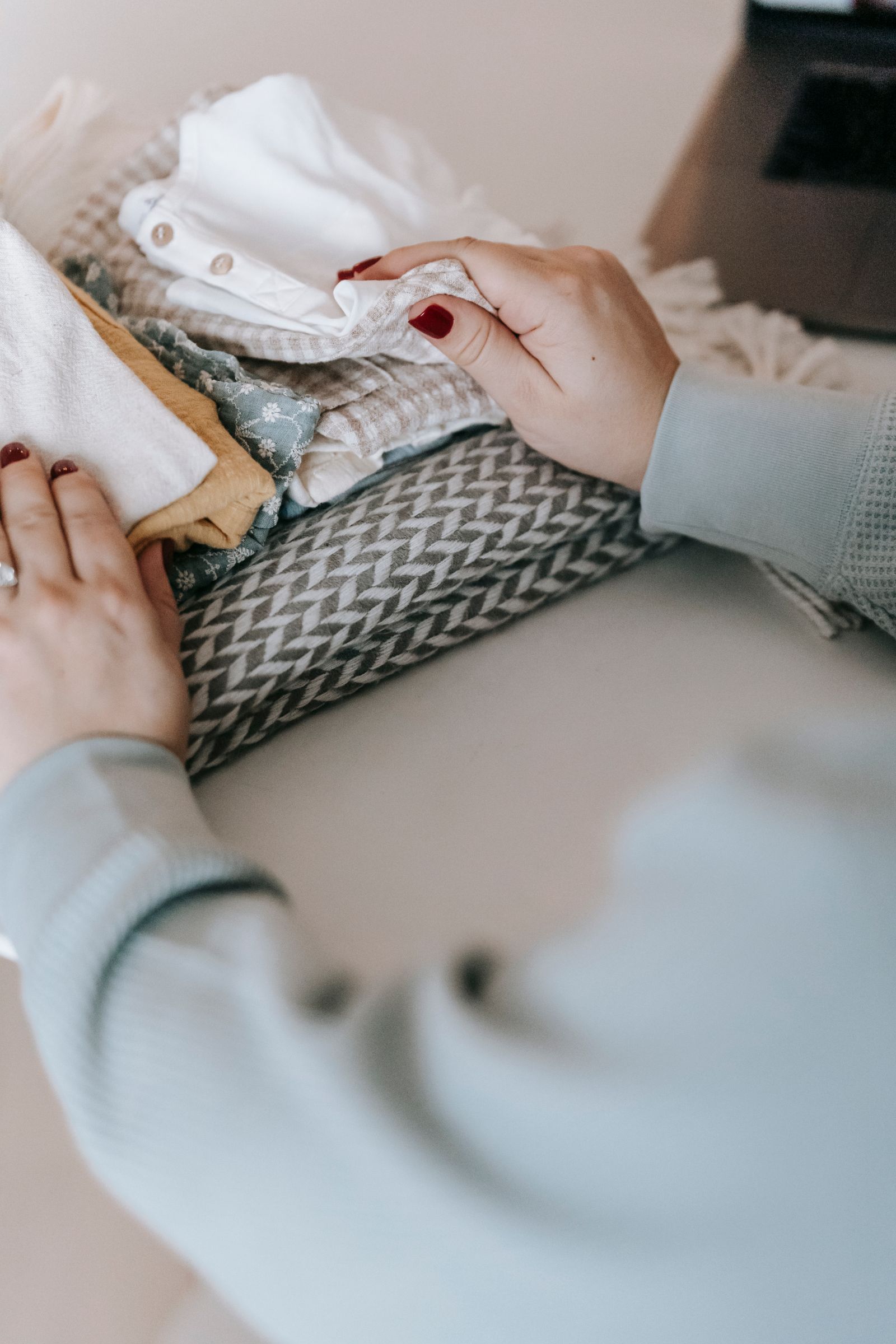 ملابس مطوية ومرتبة بعناية